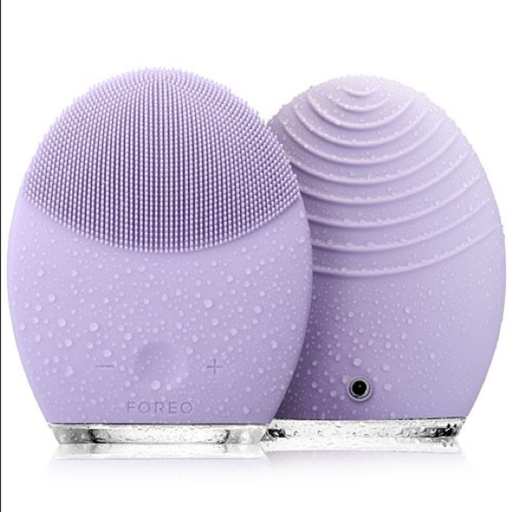 FOREO Luna 2 sensitive and Lelo cleaning spray